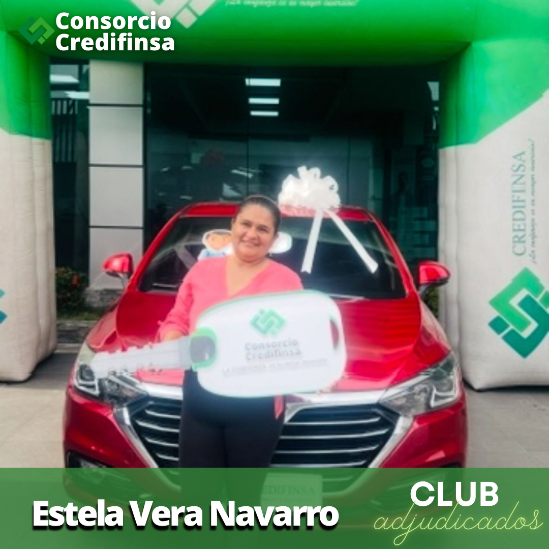 Familia en la puerta de su nueva vivienda