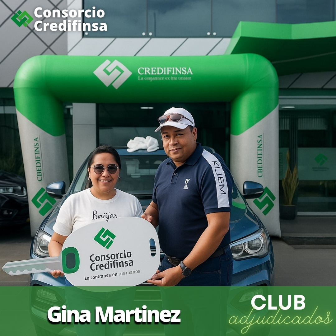 Pareja abrazándose frente a su casa