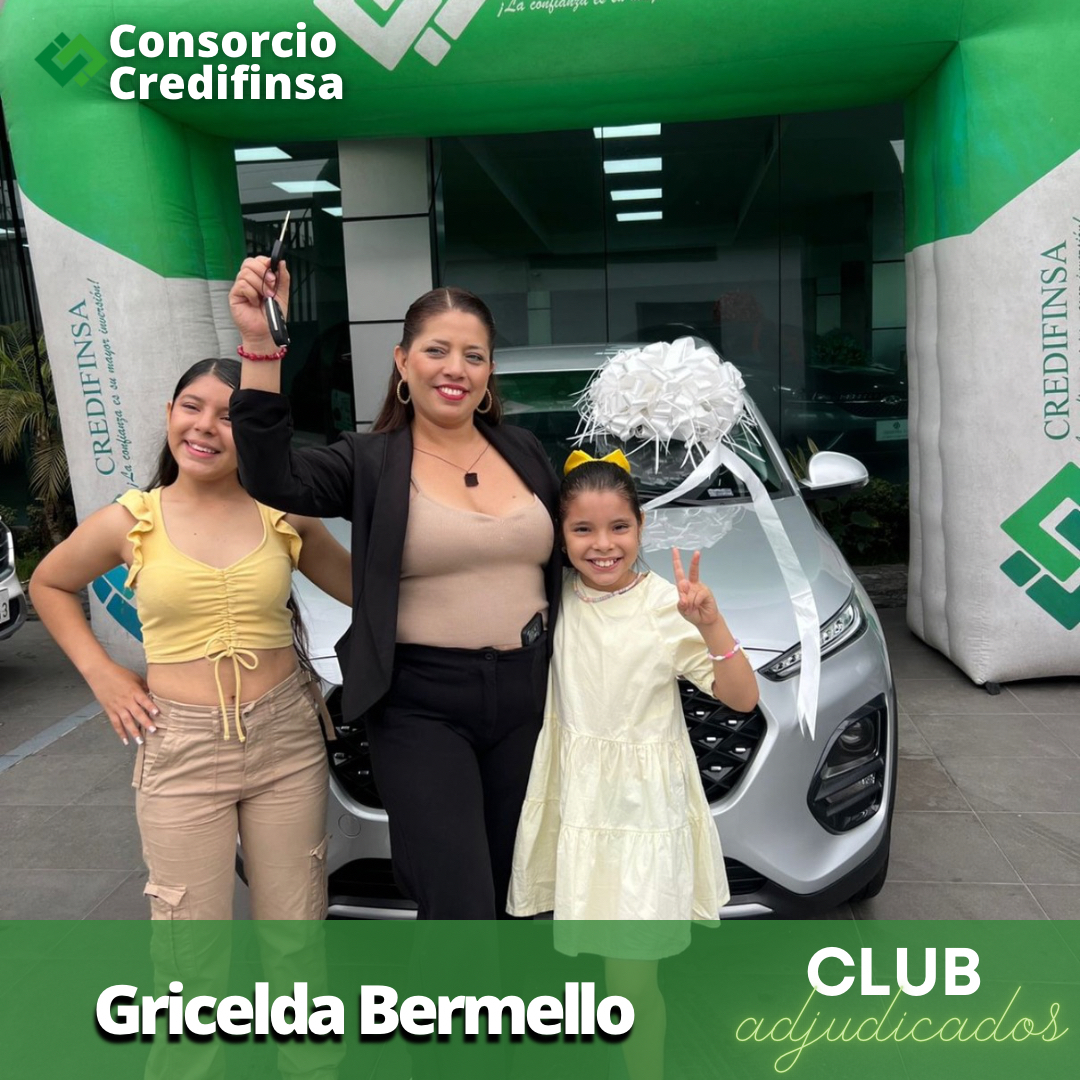 Asesor entregando llaves a cliente