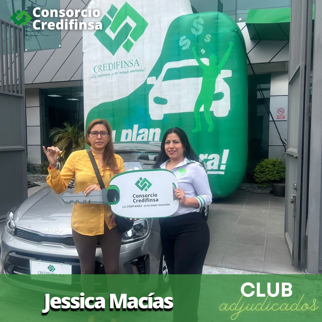 Cliente sonriendo dentro de su nuevo auto