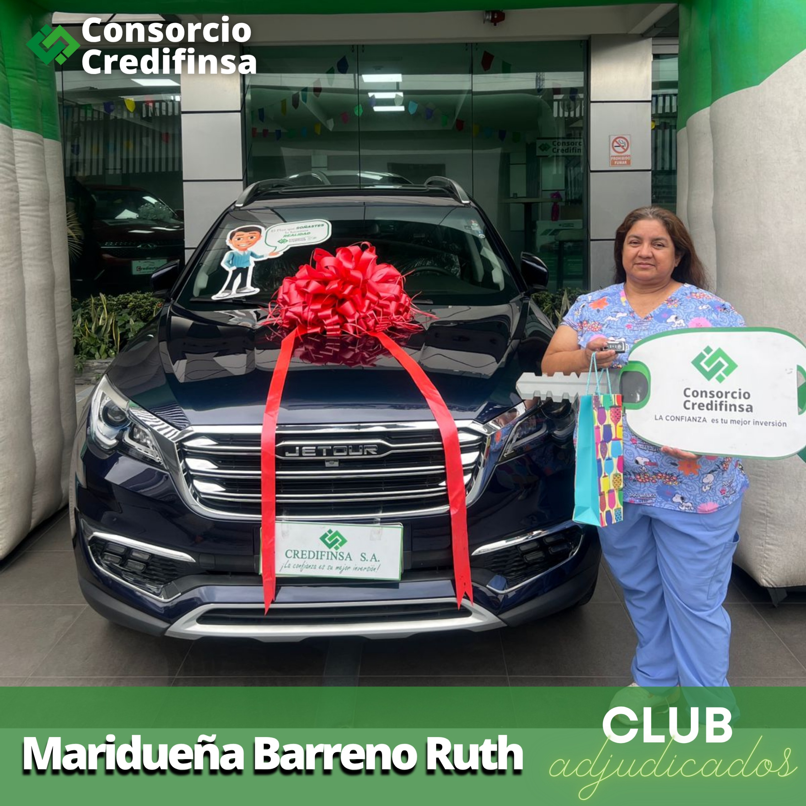 Persona mostrando las llaves de su vehículo nuevo