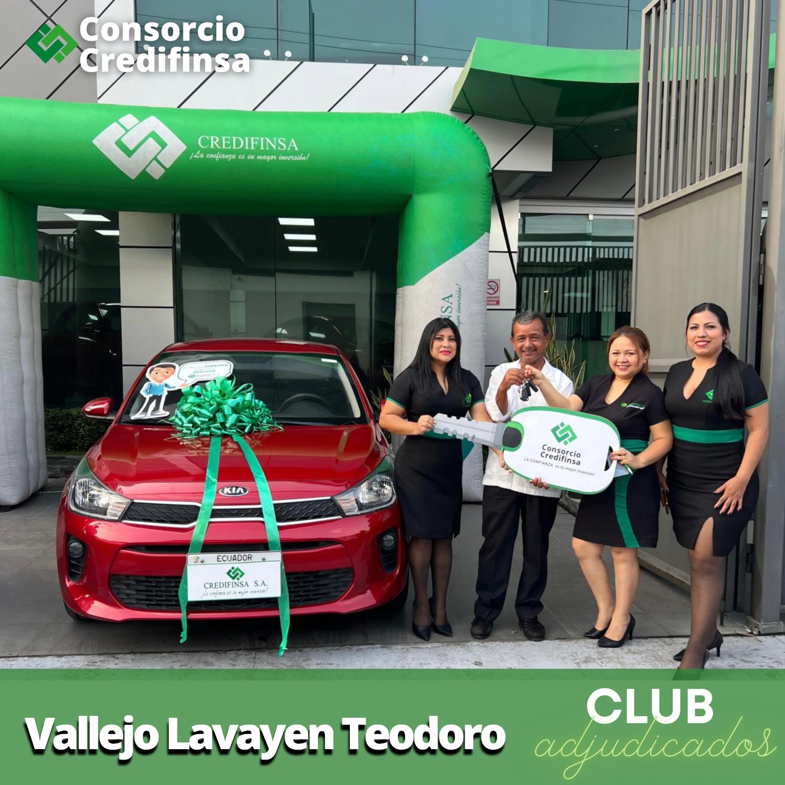 Familia sonriendo frente a su nueva casa