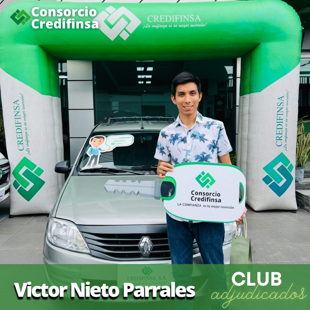 Cliente feliz recibiendo llaves de su auto